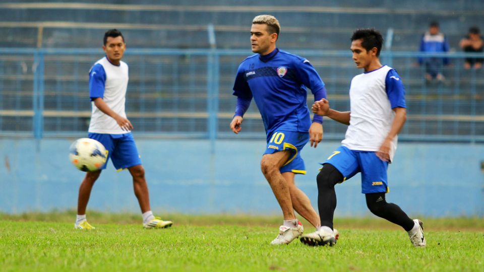 Pemain Arema Cronus sedang menjalani latihan. Copyright: &copy; Ardiyansyah/INDOSPORT